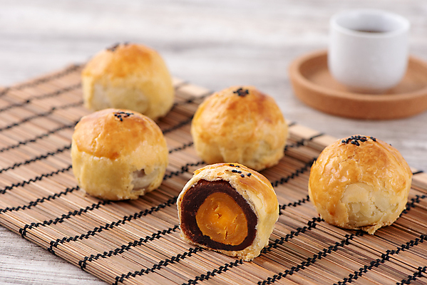 포토 JPG 해외이미지 디저트 실내 사람없음 아웃포커스 찻잔 컵받침 슬라이스 대나무발 월병 해외포토 음식 잔 촬영기법 내부 과자 받침대 중국전통 파일형식 이미지허브