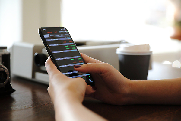 포토 JPG 해외이미지 손 그래프 들기 아웃포커스 신체부위 스마트폰 주식 분석 투자 해외포토 컨셉 비즈니스 모션 촬영기법 사람 금융 핸드폰 스마트기기 파일형식 이미지허브