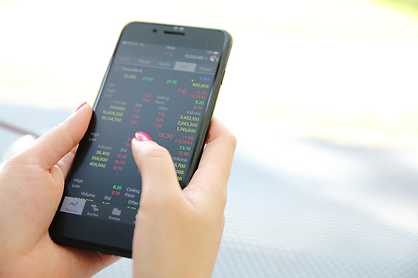 포토 JPG 해외이미지 손 그래프 들기 신체부위 스마트폰 주식 분석 투자 해외포토 컨셉 비즈니스 모션 사람 금융 핸드폰 스마트기기 파일형식 이미지허브