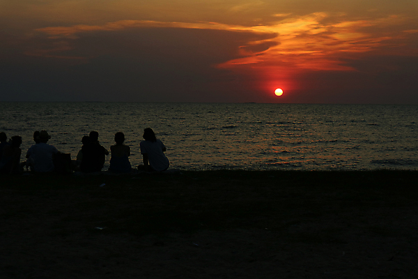 포토 JPG 해외이미지 여자 남자 실루엣 바다 함께함 여러명 성인 야외 햇빛 일몰 성인만 해외포토 다수 컨셉 촬영기법 사람 태양 노을 파일형식 이미지허브
