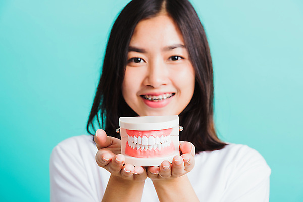 포토 JPG 해외이미지 여자 치과 한명 웃음 동양인 성인 뷰티 치아 치아건강 치아교정 성인여자한명만 해외포토 1 표정 건강 병원 사람 인종 소화기관 교정 여자한명만 성인여자만 파일형식 이미지허브