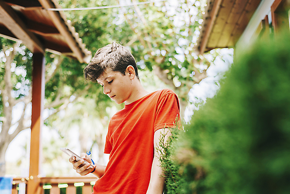 포토 JPG 해외이미지 백인 1 학생 손 응시 남자 행복 백그라운드 티셔츠 모바일 한명 서기 사람 소년 야외 10대 빨간색 스마트폰 핸드폰 흰색 잡기 휴대용 온라인 고립 채팅 셀룰러 해외포토 서양인 시선 감정 어린이 컬러 셔츠 모션 청소년 신체부위 전자제품 스마트기기 오브젝트 파일형식 이미지허브