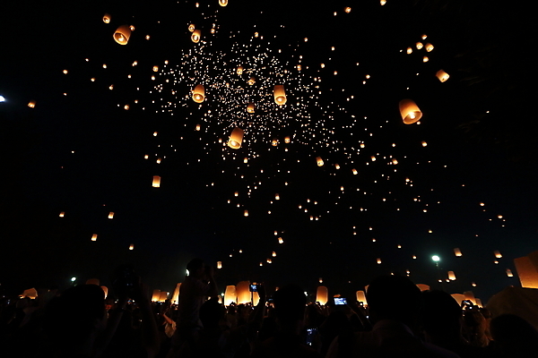포토 JPG 해외이미지 사람없음 야외 빛 야간 풍등 풍등날리기 풍등놀이 풍등행사 풍등축제 해외포토 자연요소 놀이 조명 이벤트 등축제 파일형식 이미지허브