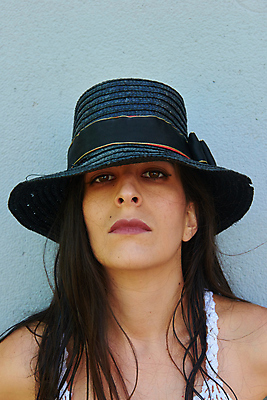 포토 JPG 해외이미지 백인 라이프스타일 여자 행복 얼굴 벽 한명 미소 사람 성인 뷰티 유행 검은색 표현 개성 스타일 해외포토 서양인 1 감정 컬러 표정 생활 신체부위 파일형식 이미지허브