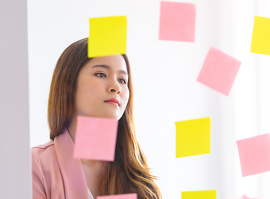 포토 JPG 해외이미지 직업 디자인 컨셉 비즈니스 창문 유리 설계 아이디어 함께함 한명 사람 성인 사무실 쪽지 기록 그룹 작업실 보여주기 골 어려움 해외포토 1 모션 재질 파일형식 이미지허브