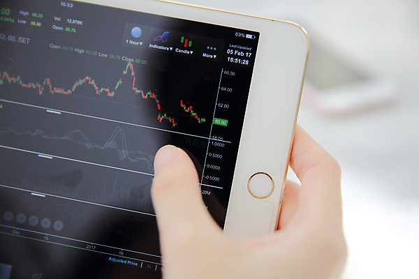 포토 JPG 해외이미지 손 그래프 들기 신체부위 태블릿 주식 분석 투자 해외포토 컨셉 비즈니스 모션 사람 금융 전자제품 스마트기기 파일형식 이미지허브