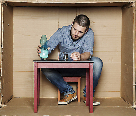 포토 JPG 해외이미지 전신 백인 남자 의자 탁자 주류 한명 앉기 성인 앞모습 상자 사무실 업무 비즈니스맨 갇힘 답답함 성인남자한명만 해외포토 서양인 1 음료 뷰포인트 가구 비즈니스 모션 사람 작업 직장인 감각 남자한명만 성인남자만 파일형식 이미지허브