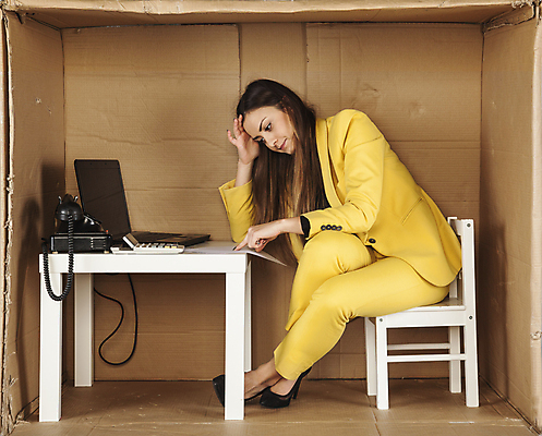 포토 JPG 해외이미지 전신 백인 여자 의자 탁자 한명 앉기 성인 옆모습 노트북 상자 사무실 업무 비즈니스우먼 전화기 갇힘 답답함 성인여자한명만 해외포토 서양인 1 뷰포인트 가구 비즈니스 모션 사람 전자제품 작업 직장인 감각 여자한명만 성인여자만 파일형식 이미지허브