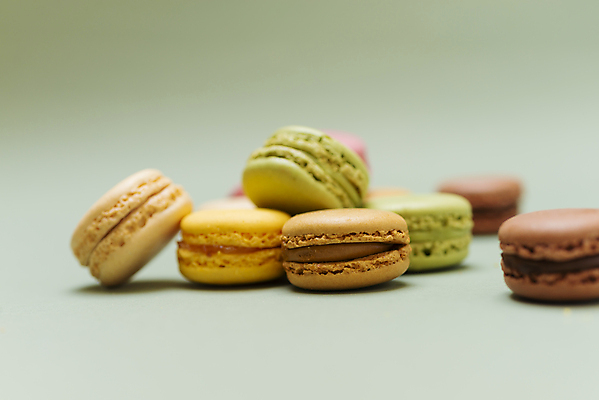 포토 JPG 해외이미지 스튜디오촬영 음식 오렌지 검은배경 디저트 실내 요리 사람없음 초록색 하이앵글 컬러풀 노란색 쿠키 과자 보라색 대접 신선 달콤 맛 굽기 배열 일렬 머리위 부드러움 마카롱 프랑스어 머랭 입가심 페스츄리 해외포토 문자 빵 뷰포인트 컬러 백그라운드 컨셉 과일 내부 검은색 감각 구이 파일형식 이미지허브