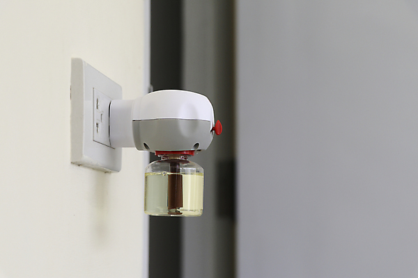 포토 JPG 해외이미지 손 계절 벽 곤충 가정 주택 실내 건강 안전 사람없음 치료 초록색 여름 봄 장비 흰색 기구 액체 콘센트 플러그 해충 보호 플라스틱 오브젝트 지역 반대 돌봄 모기 제어 화학물질 해외포토 동물 컬러 컨셉 의학 모션 재질 내부 건물 신체부위 화학 벌레 파일형식 이미지허브