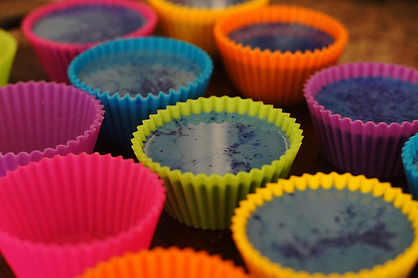 포토 JPG 해외이미지 음식 분홍색 탁자 디저트 요리 사람없음 컵 가로 빨간색 초록색 파란색 컬러풀 노란색 쌓기 케이크 주방 보라색 활발 빵집 장비 흰색 생일 그룹 달콤 컨테이너 컵케이크 굽기 크림 오브젝트 준비 머핀 비누 곰팡이 실리콘 파스텔톤 페스츄리 핸드메이드 공급 해외포토 식기 기념일 산업 빵 컬러 가구 컨셉 모션 위생용품 상점 맛 구이 파일형식 이미지허브