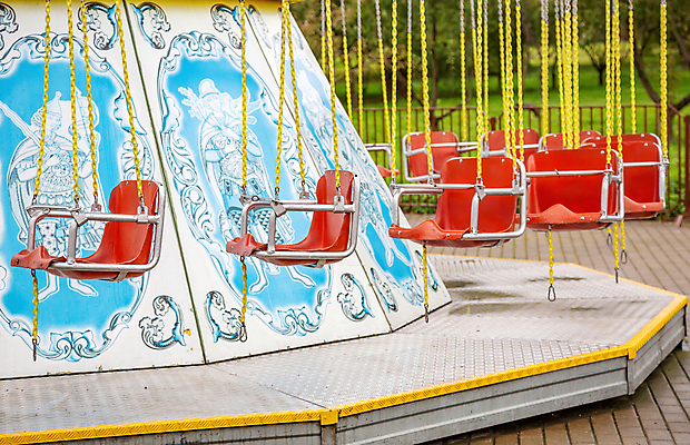 포토 JPG 해외이미지 주간 행복 휴식 사람없음 야외 빨간색 맑음 놀이공원 놀이기구 주말 회전의자 해외포토 자연요소 감정 컬러 컨셉 의자 날씨 테마파크 파일형식 이미지허브