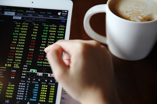 포토 JPG 해외이미지 손 탁자 그래프 신체부위 스마트폰 태블릿 주식 커피잔 분석 투자 해외포토 커피 가구 컨셉 비즈니스 잔 사람 금융 전자제품 핸드폰 스마트기기 파일형식 이미지허브