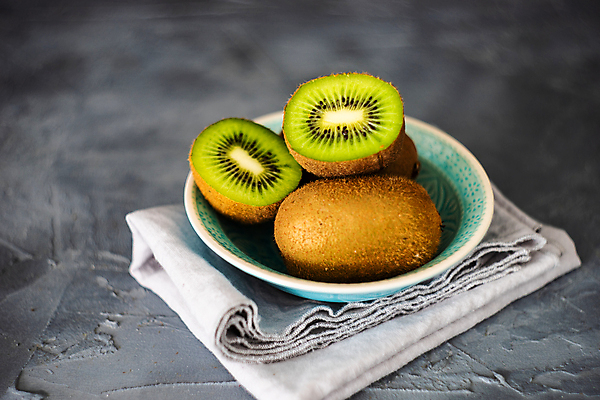 포토 JPG 해외이미지 그릇 회색배경 단면 실내 키위 사람없음 해외포토 식기 백그라운드 과일 내부 회색 파일형식 이미지허브