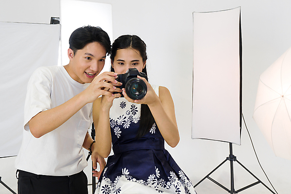 포토 JPG 해외이미지 모델 직업 라이프스타일 커플 응시 여자 행복 백그라운드 가족 태국 함께함 사랑 미소 사람 앉기 동양인 두명 빛 유행 카메라 디지털 사진촬영 장비 흰색 업무 작업실 사진사 슛 스포트라이트 셔터 구성 카피스페이스 해외포토 시선 감정 아시아 컬러 컨셉 관계 모션 표정 인종 생활 전자제품 촬영 공백 작업 작가 파일형식 이미지허브