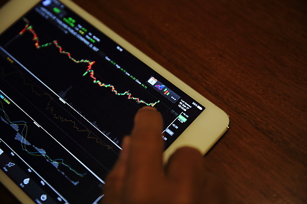 포토 JPG 해외이미지 손 탁자 그래프 신체부위 스마트폰 태블릿 주식 분석 투자 해외포토 가구 컨셉 비즈니스 사람 금융 전자제품 핸드폰 스마트기기 파일형식 이미지허브