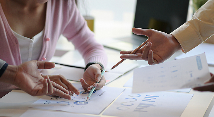 포토 JPG 해외이미지 직업 컨셉 회사 비즈니스 성공 그래프 협력 설계 아이디어 직장 사람없음 금융 사무실 알약 자료 가리킴 업무 작업 비즈니스맨 그룹 시장 계획 토론 책상 분석 동료 보고서 경영자 리더 문서 창업 해결 경영 마케팅 프로젝트 프리랜서 브레인스토밍 해외포토 남자 가구 관계 손짓 경제 약 직장인 자영업 파일형식 이미지허브