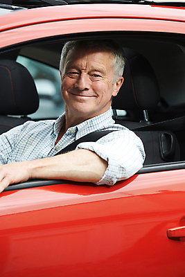 포토 JPG 해외이미지 백인 응시 남자 행복 중년 여행 교통시설 자동차 한명 미소 웃음 세로 운전 백발 운전사 60대 은퇴 옛날 해외포토 서양인 직업 1 헤어스타일 시선 노년 감정 육상교통 교통 모션 표정 사람 성인 시설 파일형식 이미지허브