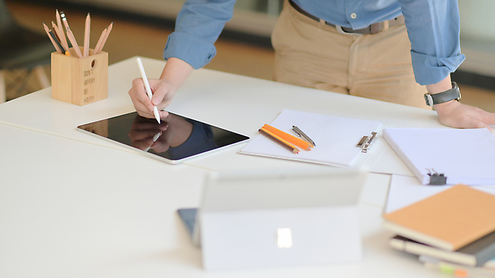 포토 JPG 해외이미지 직업 손 디자인 교육 남자 컨셉 비즈니스 탁자 실내 창조 미술 사람 앉기 성인 사람없음 그래픽 컴퓨터 사무실 알약 펜 우주 디지털 스크린 모니터 공백 장비 터치 흰색 업무 그리기 디자이너 스케치 책상 그림 예술가 터치스크린 스타일 해외포토 컬러 가구 모션 문화예술 내부 신체부위 전자제품 필기구 약 작업 파일형식 이미지허브