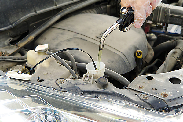 포토 JPG 해외이미지 손 자동차 들기 신체부위 장비 잡기 붓기 수리 엔진 깔대기 노즐 엔진오일 차량점검 해외포토 육상교통 모션 사람 석유 점검 파일형식 이미지허브