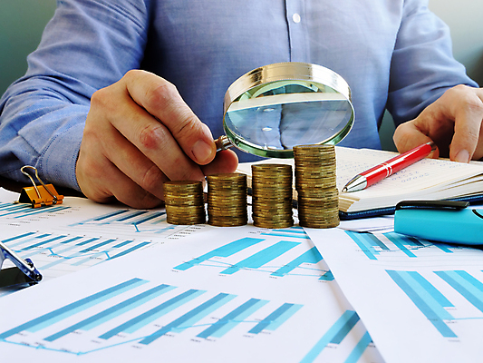 포토 JPG 해외이미지 컨셉 돋보기 사람없음 내부 금융 속임수 분석 확인 보고서 문서 투자 이익 평가 회계 경영 계좌 리뷰 세금 제어 회계사 해외포토 직업 비즈니스 경제 파일형식 이미지허브