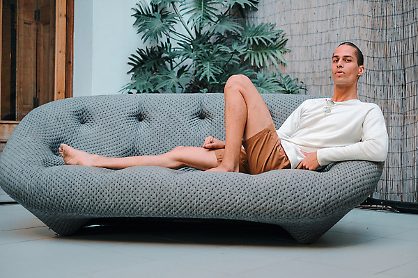 포토 JPG 해외이미지 백인 모델 유럽 벽 와이셔츠 반바지 맨발 벽돌 짧은머리 건강 한명 20대 야외 소파 유행 회색 흰색 발사 심각 이국적 저지 스타일 해외포토 서양인 1 헤어스타일 나라 컬러 컨셉 셔츠 의자 바지 발 사람 청년 파일형식 이미지허브