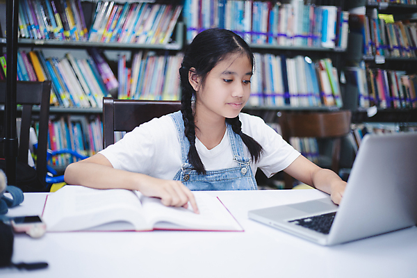 포토 JPG 해외이미지 백인 학생 여자 교육 남자 행복 교실 학교 탁자 협력 책장 함께함 실내 한명 사람 앉기 동양인 성인 10대 책 스터디 컴퓨터 우정 시험 정보 기록 그룹 도서관 읽기 교과서 대학교 과제 프로젝트 해외포토 서양인 1 감정 가구 컨셉 모션 청소년 교재 인종 내부 친구 전자제품 학습 파일형식 이미지허브