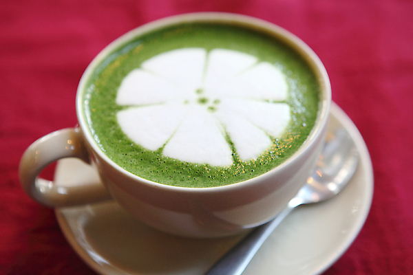 포토 JPG 해외이미지 실내 사람없음 컵 거품 머그컵 티스푼 녹차 녹차라떼 라떼아트 말차 말차라떼 해외포토 식기 내부 차_음료 숟가락 그림 라떼 파일형식 이미지허브