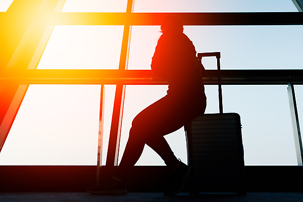 포토 JPG 해외이미지 라이프스타일 응시 실루엣 여행 가방 창문 교통시설 유리 휴가 비행기 주택 실내 한명 사람 야외 건물 햇빛 반사 여행객 여행가방 일몰 짐 휴게실 기다림 계획 공항 출발 대문 여권 승객 VIP 백패커 수하물 터미널 해외포토 1 건축물 시선 잡화 교통 컨셉 항공교통 모션 재질 대중교통 촬영기법 내부 생활 태양 문 노을 시설 파일형식 이미지허브