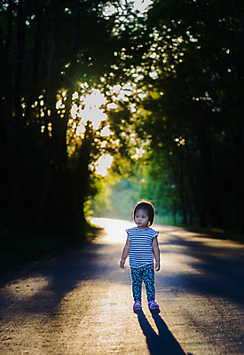 포토 JPG 해외이미지 나무 라이프스타일 응시 행복 도로 어린이 여행 백그라운드 자연 휴가 건강 한명 서기 사람 동양인 야외 초록색 태양 뷰티 노란색 일몰 자유 거친 저녁 작음 해외포토 자연요소 식물 1 시선 감정 길 컬러 컨셉 교통시설 모션 인종 생활 노을 야간 크기 생태계 파일형식 이미지허브