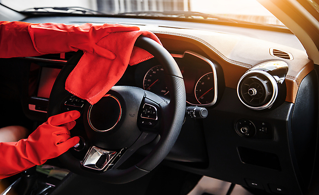 포토 JPG 해외이미지 손 자동차 신체부위 수건 잡기 고무장갑 닦기 차안 세차 운전석 해외포토 육상교통 장갑 모션 사람 위생용품 고무 파일형식 이미지허브