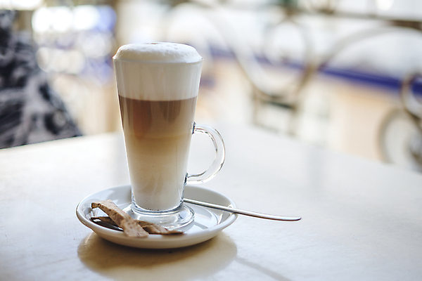 포토 JPG 해외이미지 커피 음료 음식 백그라운드 유리 탁자 아침 디저트 따뜻함 사람없음 목재 컵 갈색 식당 초콜릿 숟가락 어둠 거품 카페 우유 머그컵 흰색 칵테일 뜨거움 달콤 맛 아침식사 큼 설탕 크림 아로마 향 카푸치노 에스프레소 코코아 떨림 단절 라떼 아라비카 카페인 해외포토 주간 나무 식기 컬러 가구 컨셉 재료 모션 재질 유제품 주류 수저 상점 식사 크기 파일형식 이미지허브