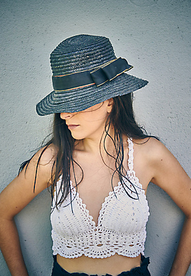 포토 JPG 해외이미지 백인 라이프스타일 여자 행복 얼굴 벽 한명 미소 사람 성인 뷰티 유행 검은색 표현 개성 스타일 해외포토 서양인 1 감정 컬러 표정 생활 신체부위 파일형식 이미지허브