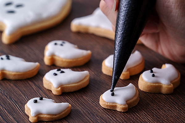 포토 JPG 해외이미지 손 디저트 요리 들기 아웃포커스 신체부위 장식 쿠키 할로윈 달콤 유령 나무탁자 짤주머니 프로스팅 해외포토 음식 모션 탁자 촬영기법 사람 맛 제빵 제빵도구 파일형식 이미지허브