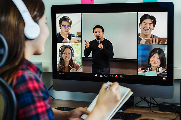 포토 JPG 해외이미지 커플 이어폰 통신 교실 태국 동양인 여러명 성인 컴퓨터 디지털 교수 헤드폰 듣기 기록 직장인 가르침 토론 강의 대학교 멀리 세미나 온라인강의 웨비나 해외포토 직업 교육 아시아 음향기기 다수 학교 관계 모션 사람 인종 전자제품 교사 파일형식 언택트 이미지허브