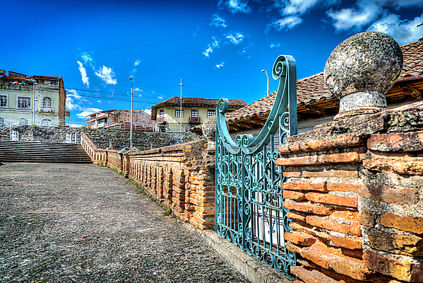 포토 JPG 해외이미지 외관 도로 건축양식 공 하늘 지붕 벽돌 출입구 주택 자물쇠 사람없음 장식 빨간색 울타리 문 금속 맑음 남아메리카 철 질감 대문 에콰도르 이웃 단계 교외 옛날 콘크리트 해외포토 건축 길 컬러 교통시설 재질 날씨 아메리카 건물 담장 파일형식 이미지허브