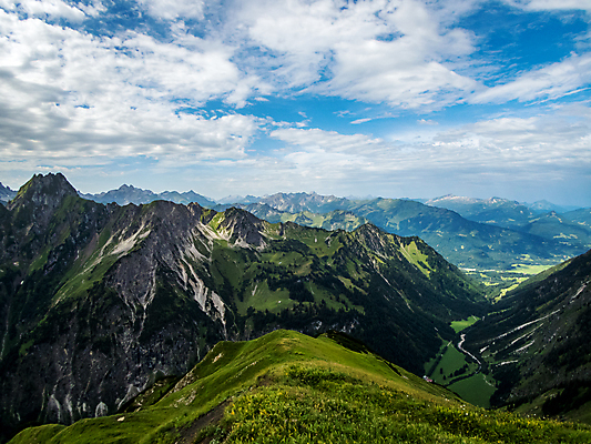 포토 JPG 해외이미지 응시 꽃 여행 자연 휴가 산 주택 파노라마 사람없음 야외 초록색 파란색 일출 일몰 봄 트래킹 하이킹 시골 정상 숲 언덕 알프스 비전 천국 절정 바이에른 해외포토 식물 시선 계절 유럽 컬러 레저 독일 촬영기법 건물 노을 생태계 파일형식 이미지허브