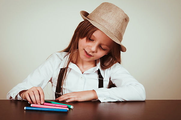 포토 JPG 해외이미지 백인 1 학생 라이프스타일 여자 교육 행복 얼굴 어린이 백그라운드 학교 탁자 한명 사람 스터디 금발 뷰티 연필 기쁨 흰색 그리기 달콤 고립 해외포토 서양인 헤어스타일 감정 컬러 가구 모션 학용품 생활 신체부위 학습 필기구 맛 파일형식 이미지허브