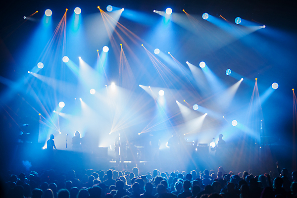 포토 JPG 해외이미지 실루엣 음악 여러명 뒷모습 파란색 빛 축제 콘서트 군중 스포트라이트 해외일러스트 뷰포인트 컬러 다수 문화예술 촬영기법 사람 공연 파일형식 이미지허브