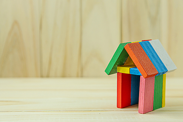 포토 JPG 해외이미지 부동산 실내 사람없음 나무탁자 블록쌓기 집모양 나무블록 카피스페이스 해외포토 모양 탁자 내부 목재 쌓기 공백 블록 재산 파일형식 이미지허브