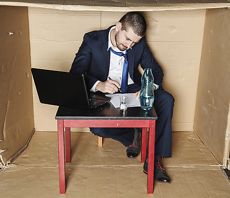 포토 JPG 해외이미지 전신 백인 남자 탁자 주류 한명 앉기 성인 앞모습 노트북 상자 사무실 업무 비즈니스맨 갇힘 답답함 성인남자한명만 해외포토 서양인 1 음료 뷰포인트 가구 비즈니스 모션 사람 전자제품 작업 직장인 감각 남자한명만 성인남자만 파일형식 이미지허브