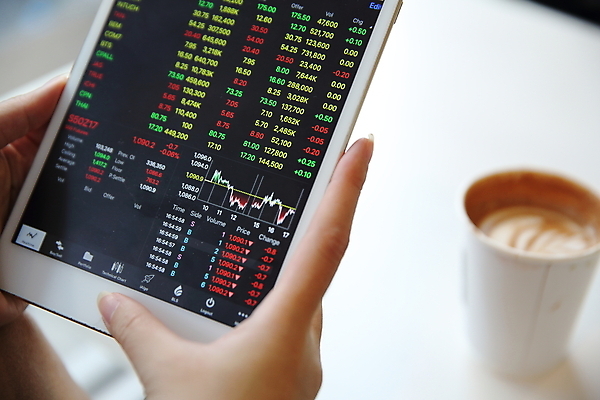 포토 JPG 해외이미지 손 탁자 그래프 들기 아웃포커스 신체부위 태블릿 주식 커피잔 분석 투자 해외포토 커피 가구 컨셉 비즈니스 모션 잔 촬영기법 사람 금융 전자제품 스마트기기 파일형식 이미지허브