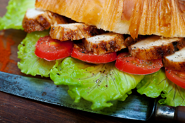 포토 JPG 해외이미지 토마토 채소 실내 근접촬영 사람없음 나이프 크루아상 닭가슴살 크루아상샌드위치 해외포토 식기 빵 뷰포인트 샌드위치 내부 닭고기 칼 파일형식 이미지허브