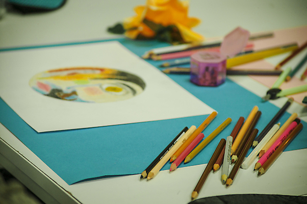 포토 JPG 해외이미지 색연필 들기 사람없음 아웃포커스 그림 해외포토 모션 학용품 촬영기법 파일형식 이미지허브