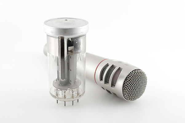 포토 JPG 해외이미지 모양 음악 통신 대화 사람없음 전자제품 금속 소리 장비 흰색 그룹 클래식 중앙 은색 무선전화기 마이크 오브젝트 서식 역동적 오디오 방송 시스템 튜브 목소리 노래방 고립 진공 스타일 해외포토 컬러 음향기기 컨셉 재질 문화예술 말하기 전화기 파일형식 이미지허브