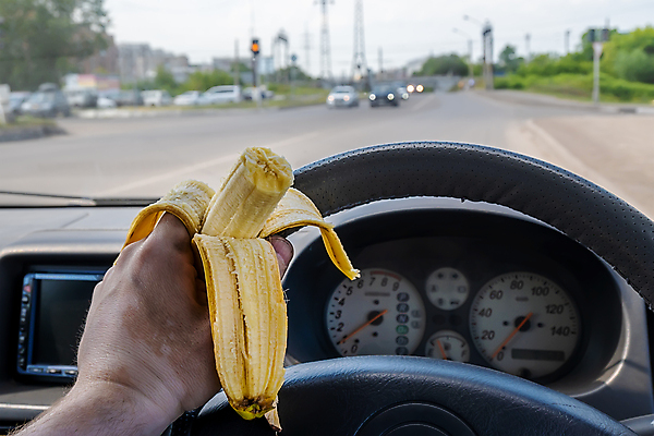 포토 JPG 해외이미지 손 남자 도로 길 음식 여행 다이어트 과일 자동차 바나나 실내 건강 식이요법 사람 사람없음 내부 식사 저녁식사 운전 잡기 도시 시간 업무 바퀴 고속도로 운전사 아침식사 먹기 속도 통과 토막 점심식사 그만 방법 영양분 자동 해외포토 직업 육상교통 교통시설 모션 신체부위 작업 파일형식 이미지허브