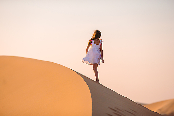 포토 JPG 해외이미지 주간 전신 원피스 여자 어린이 한명 야외 뒷모습 걷기 사막 모래언덕 소녀한명만 해외포토 자연요소 1 옷 뷰포인트 모션 사람 언덕 여자한명만 소녀만 파일형식 이미지허브