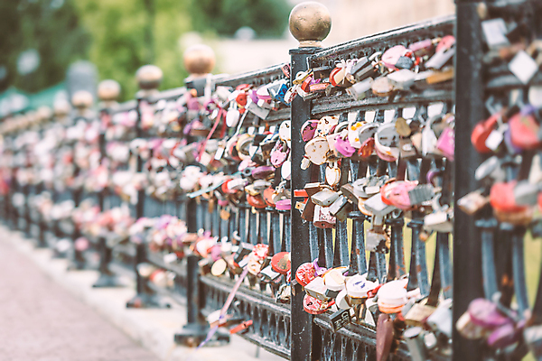 포토 JPG 해외이미지 전통 행복 유럽 분홍색 결혼 컨셉 자물쇠 사랑 사람없음 야외 빨간색 파란색 빛 울타리 금속 수확 흰색 하트 심볼 오브젝트 부식 복고 잠금 벨로루시 옛날 철강 철책 해외포토 모양 감정 나라 컬러 농업 재질 이벤트 담장 보안 파일형식 이미지허브
