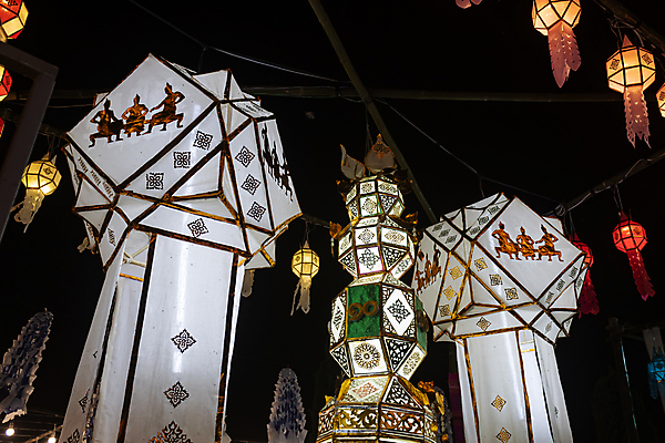 포토 JPG 해외이미지 전통 계절 행복 종교 문화 여행 태국 미술 사람 사람없음 야외 빛 파티 축제 흰색 등불 램프 축하 그룹 군중 야간 잔치 커뮤니티 공평 주도 해외포토 자연요소 감정 아시아 컬러 컨셉 문화예술 조명 이벤트 예절 파일형식 이미지허브