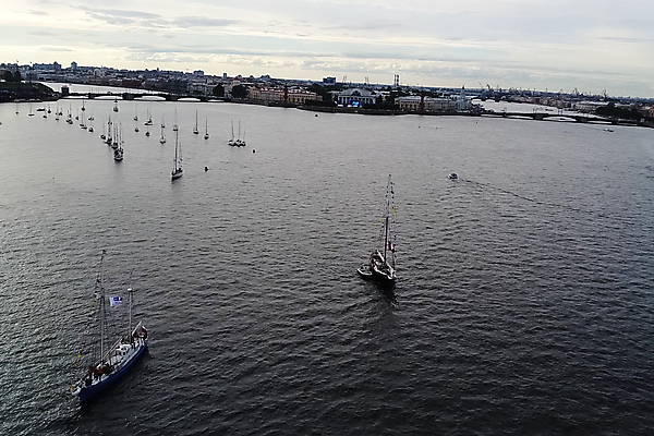 포토 JPG 해외이미지 여자 남자 호수 어린이 스포츠 여행 포즈 요트 건축양식 자연 바람 휴가 항해 사람 소년 사람없음 야외 건물 10대 물 파란색 강 태양 맑음 축제 경쟁 젖음 자유 윈드서핑 보트 4 그룹 속도 레가타 해외포토 자연요소 건축물 건축 컬러 컨셉 배_교통 청소년 날씨 숫자 수상스포츠 생태계 파일형식 이미지허브